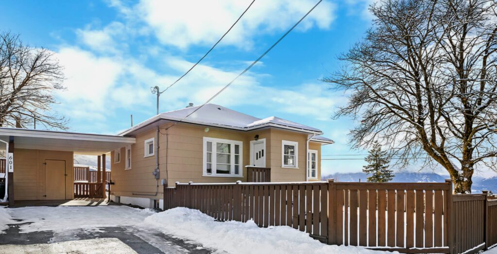 Charming 3-Bedroom Home with Stunning Views & Prime Location – 601 Ibbitson Street