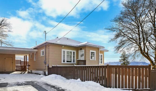 Charming 3-Bedroom Home with Stunning Views & Prime Location – 601 Ibbitson Street