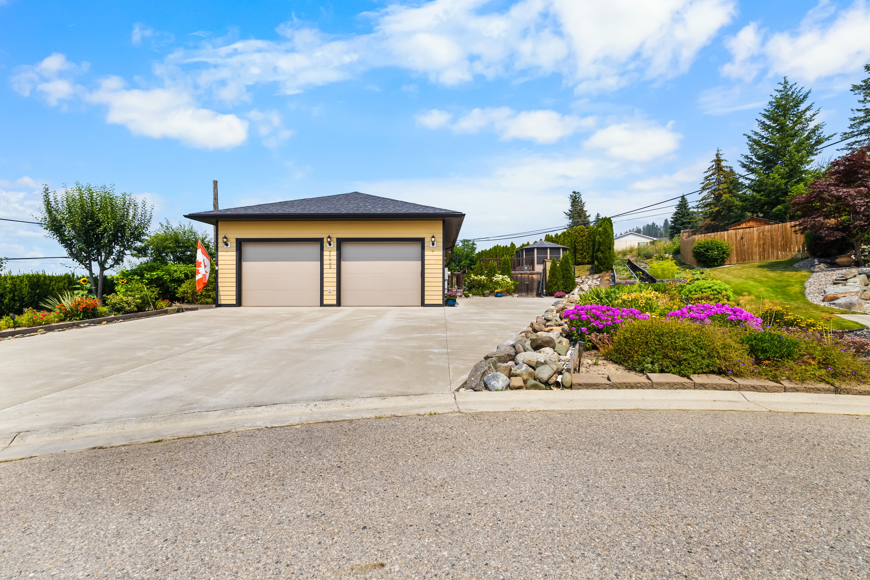 2 1039 Kootenay Pl (33)